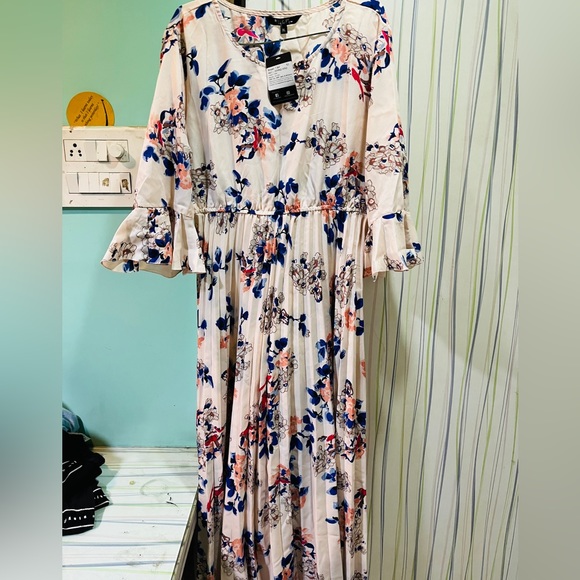 Dresses & Skirts - Floral print maxi dress with pleated flare😍